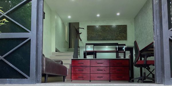 "Un espacio bien acomodado, con muebles cómodos y un ambiente tranquilo