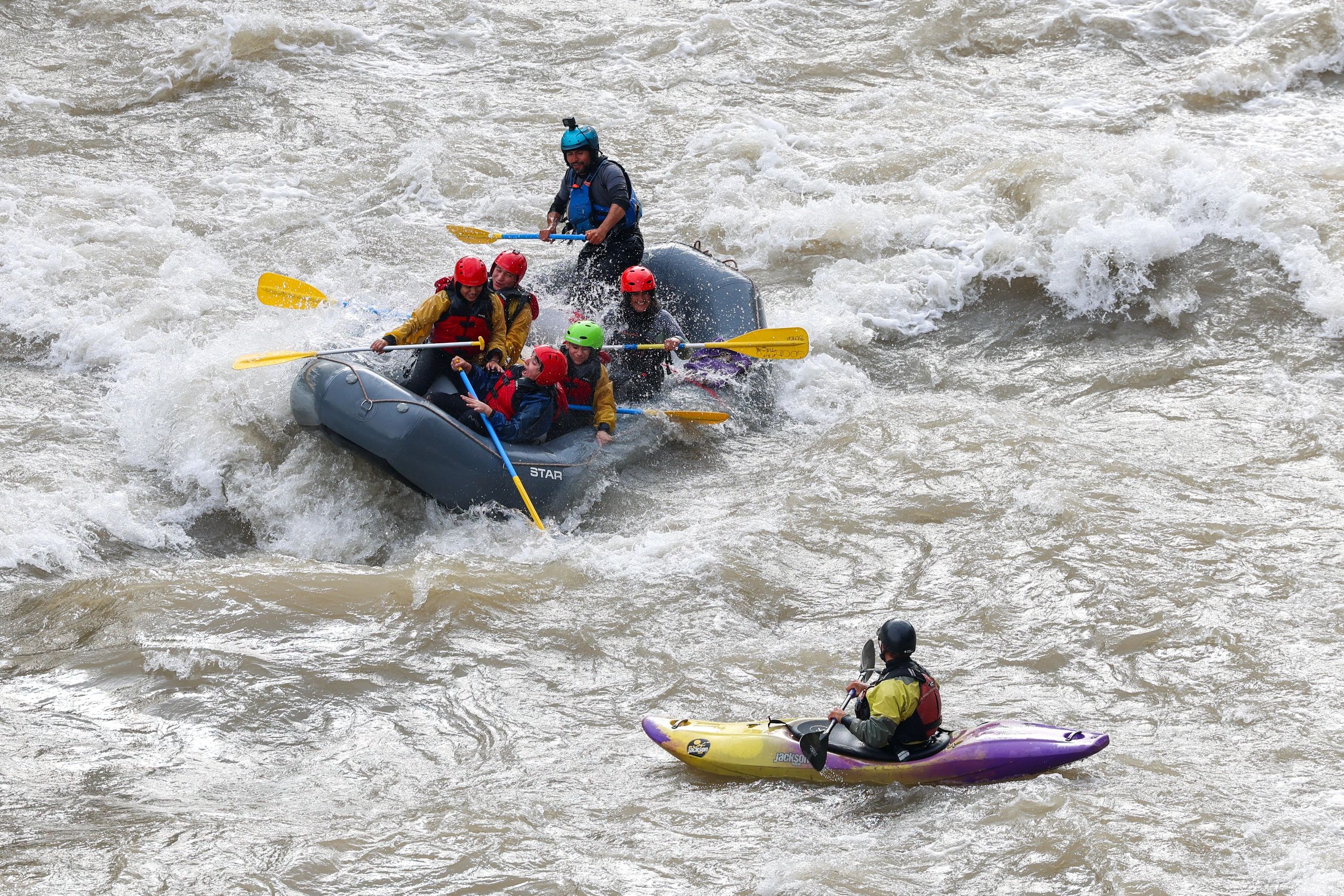 gente realizando el mejor rafting del cajón del Maipo