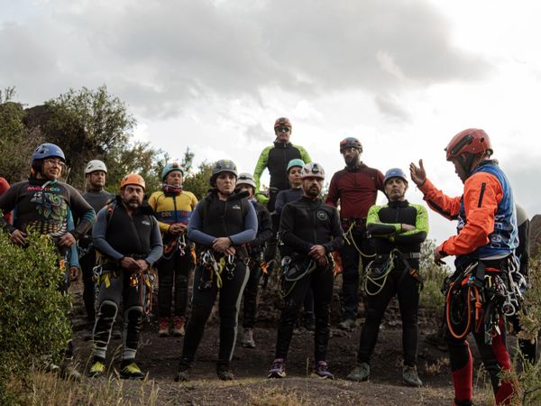 grupo de personas en un curso de canyoning con canyoning chile