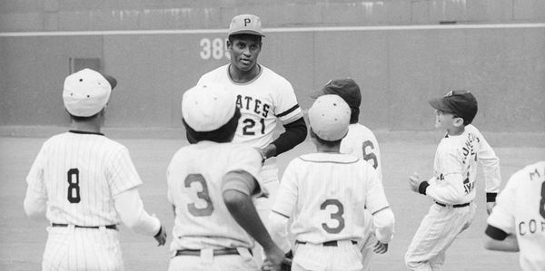 Roberto Clemente's Son, Grandson Throw First Pitches at Pirates