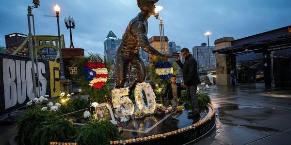 Roberto Clemente's Son, Grandson Throw First Pitches at Pirates