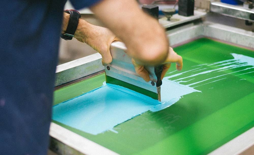 //img1.wsimg.com/isteam/ip/c79e7a8a-2ea0-409c-be36-d2f0408f5323/how-screen-printing-works.jpeg/:/cr=t:0%25,l:0%25,w:100%25,h:100%25/rs=w:1300,h:800