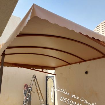 "تفصیل الخيام الملكية والعادية، المظلات، السواتر، وبرجولات السيارات في الرياض."