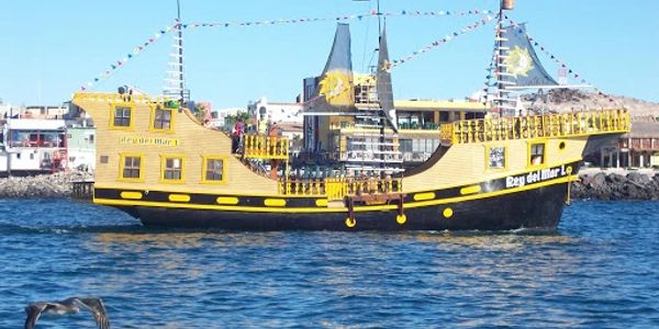 barco pirata en el muelle de rocky point