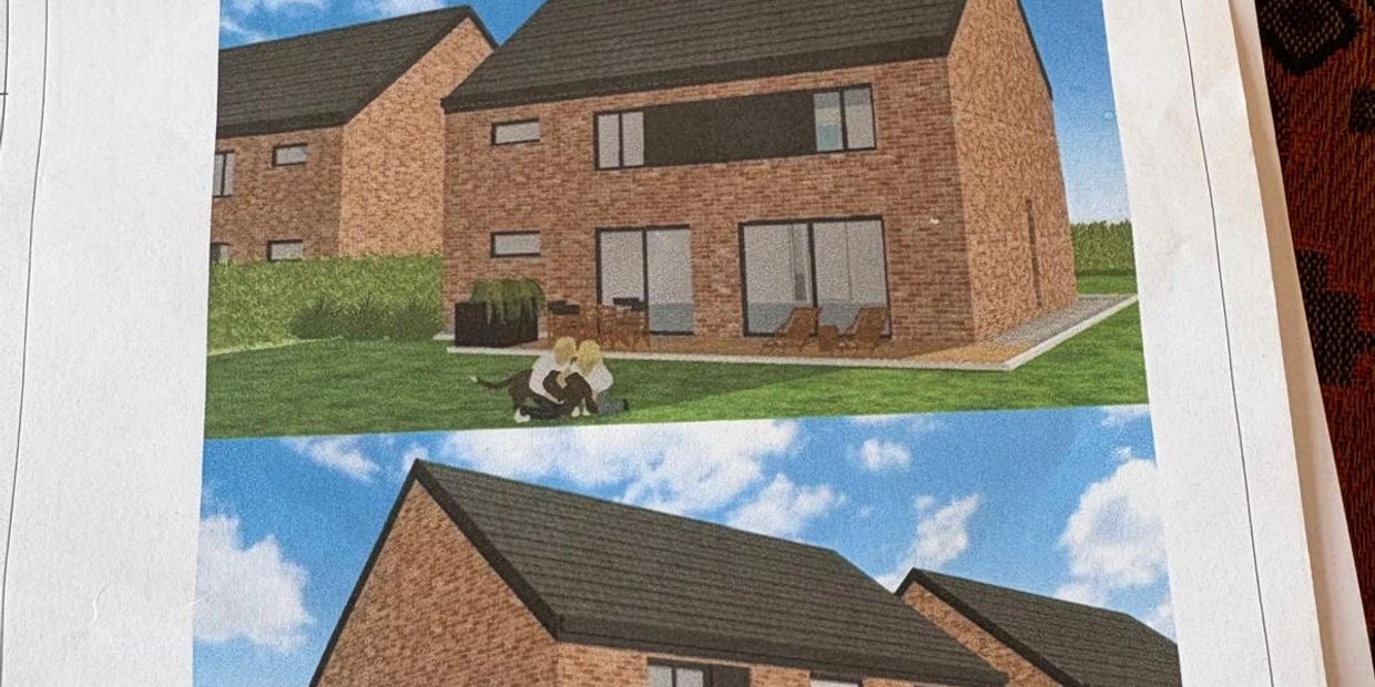 Digitale weergave van een modern bakstenen huis met tuin.