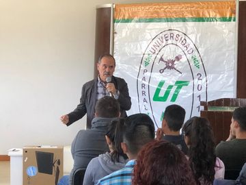 Senador Gustavo Madero platica con estudiantes de la Universidad Tecnológica de Parral.