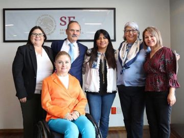 Senador Gustavo Madero en reunión con  la Secretaría de Economía, Graciela Márquez Colín