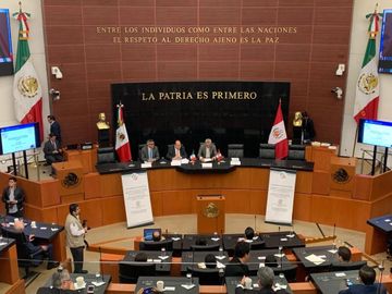 Senador Gustavo Madero en conferencia magistral del Dr. julio Velarde.