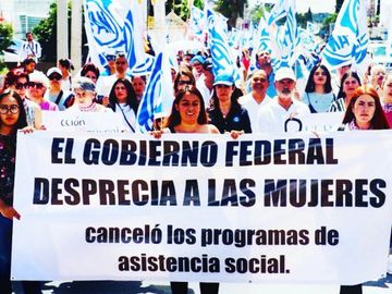Senador Gustavo Madero acompañó a mujeres en una marcha ante la desaparición del Seguro Popular