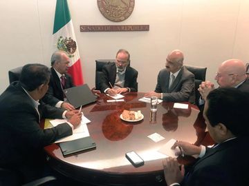 Senador Gustavo Madero con el Ingeniero Raúl Cruz Ríos, director del Servicio Geológico Mexicano