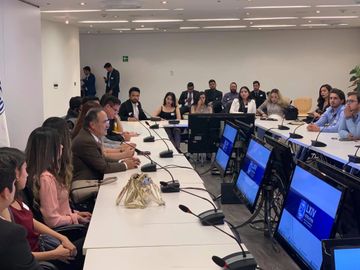 Senador Gustavo Madero con alumnos de la Universidad Autónoma de Chihuahua (UACH)