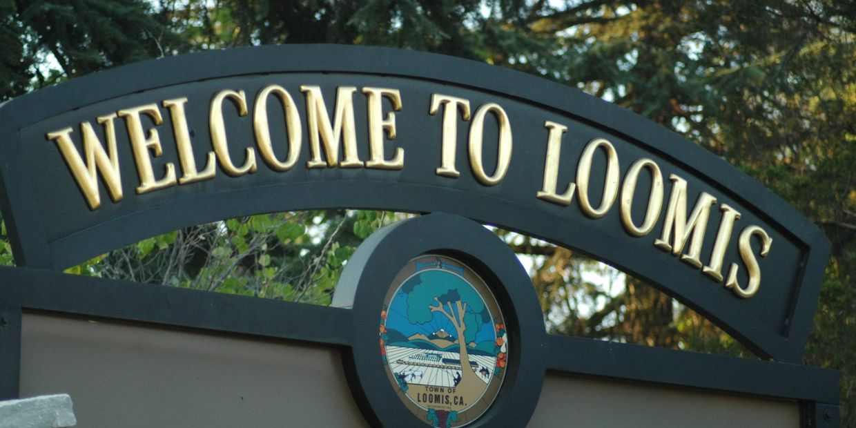 Sign welcoming visitors to Loomis, California.
