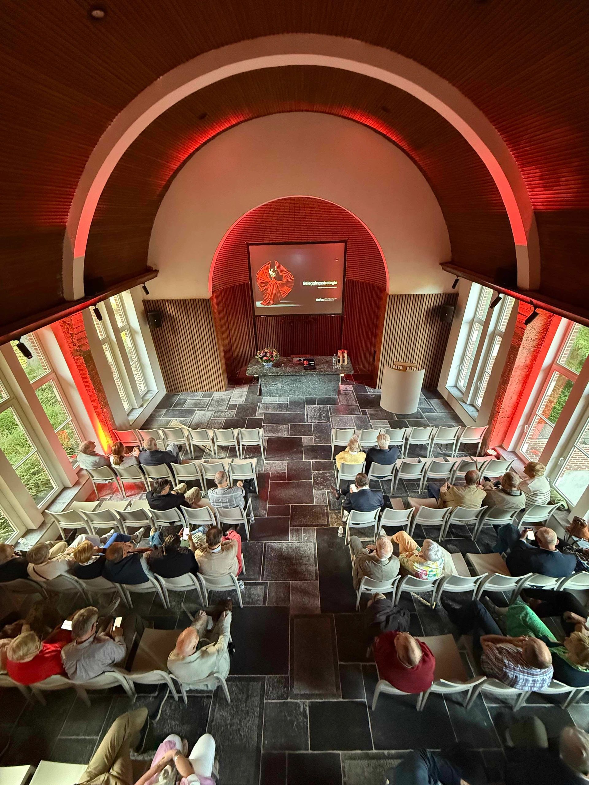 Presentaties in de kloosterkapel pleanaire zaal
