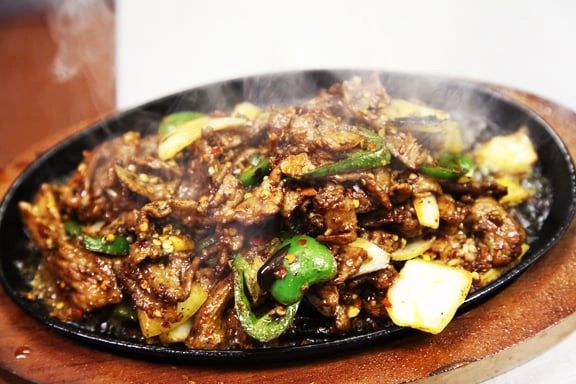 Our version combines peppery beef with green pepper and onions in a savory black pepper-flavored sau