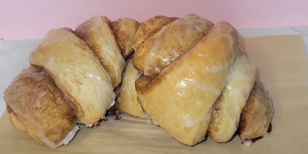 Meet your new obsession 🤎
A giant fluffy croissant-shaped cinnamon roll layered with gooey brown su