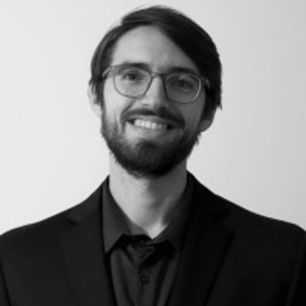 A journalist-turned-PR strategist, Franco Bossa is a former writer-reporter for the largest TV news 