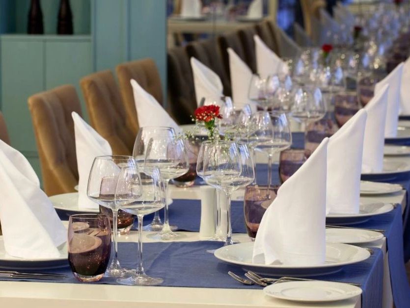 Elegant restaurant table with crisp linen, napkins & cutlery, professional restaurant linen hire.