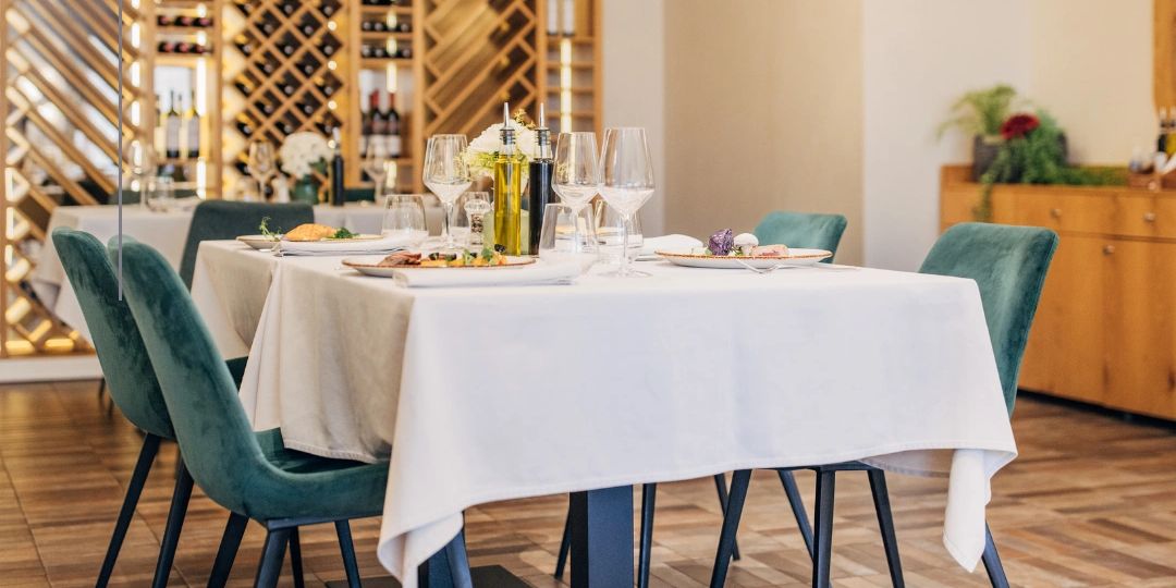 Restaurant Linen Hire: Crisp tablecloths and napkins for hire