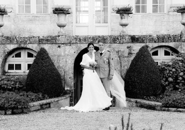 Mariage élégant devant un vieux bâtiment.