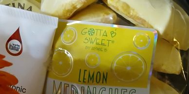 Lemon meringues dessert packaging with a tube of sauce.