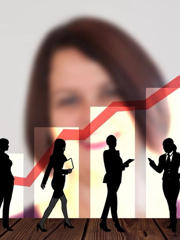 Silhouetas de mujeres subiendo con una gráfica de crecimiento.
