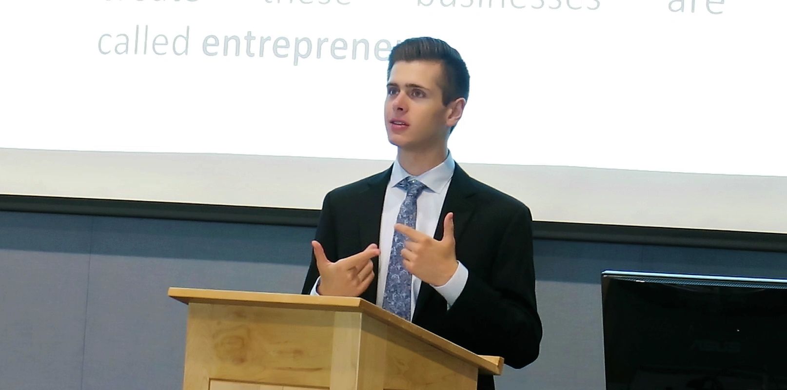 Spencer Kelly speaking summer 2019 at Oakland University Incubator, aka OU INC. on entrepreneurship
