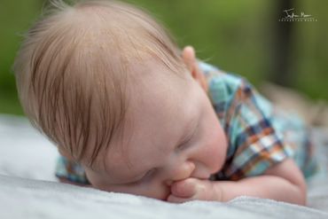 Newborn Photography - Sleeping baby - Thumb sucking 