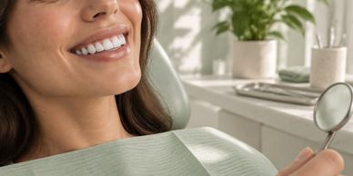 Mujer sonriente en el dentista mirando un espejo.