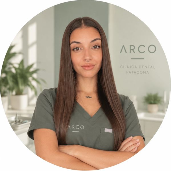 Mujer con uniforme dental en clínica.
