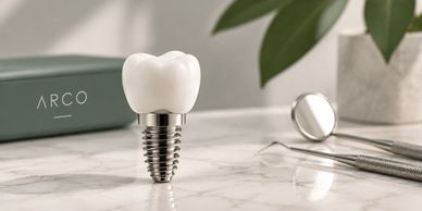Implante dental sobre mesa junto a herramientas dentales.