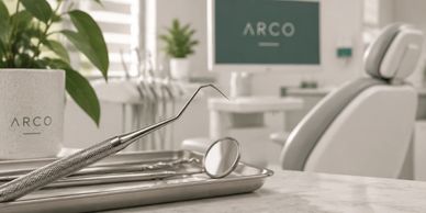 Consultorio dental con herramientas y silla de paciente.