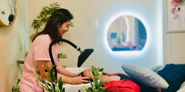 Friendly head spa staff working energetically with smiling face 
