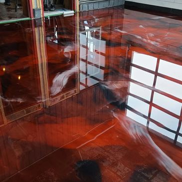Plancher en epoxy métallique avec effets marbré, plancher de sous-sol sur la Rive-Sud de Montréal 