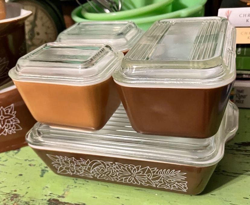Pyrex Woodland Brown Complete set of 4 Refrigerator Dishes with lids
