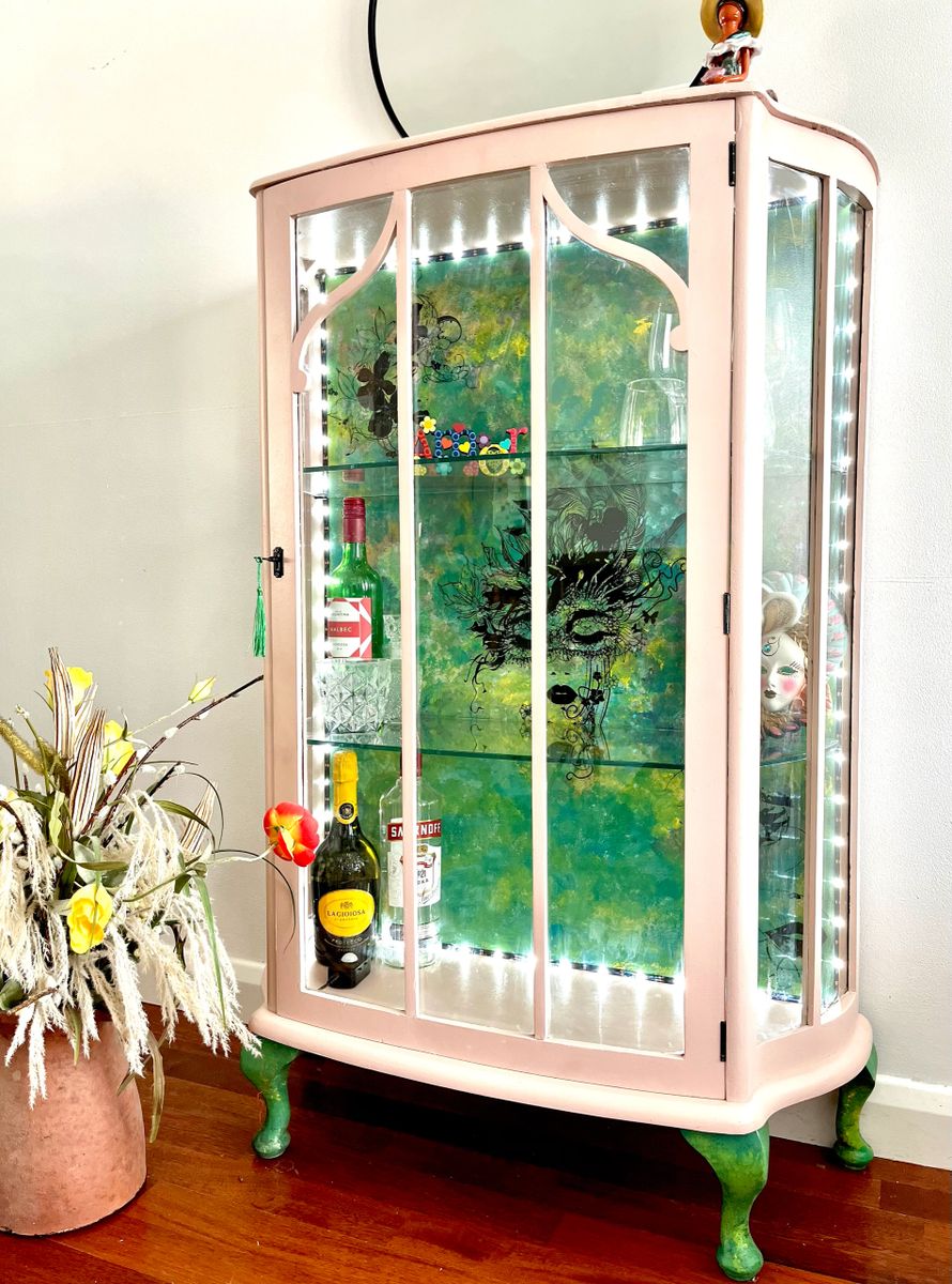 Tres Chic- Royal Vintage Gin Cabinet