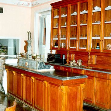 Foto interna do Hotel Valenciano, mostrando o bar antigo, com balcões em madeira.