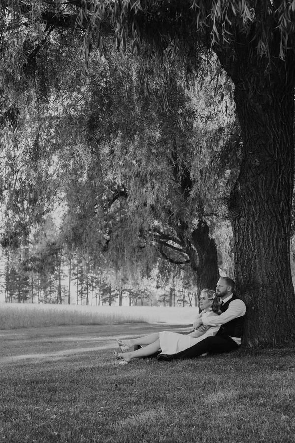 Bride & Groom sitting by a tree. Finley point

https://photographybysaramorris.shootproof.com/about