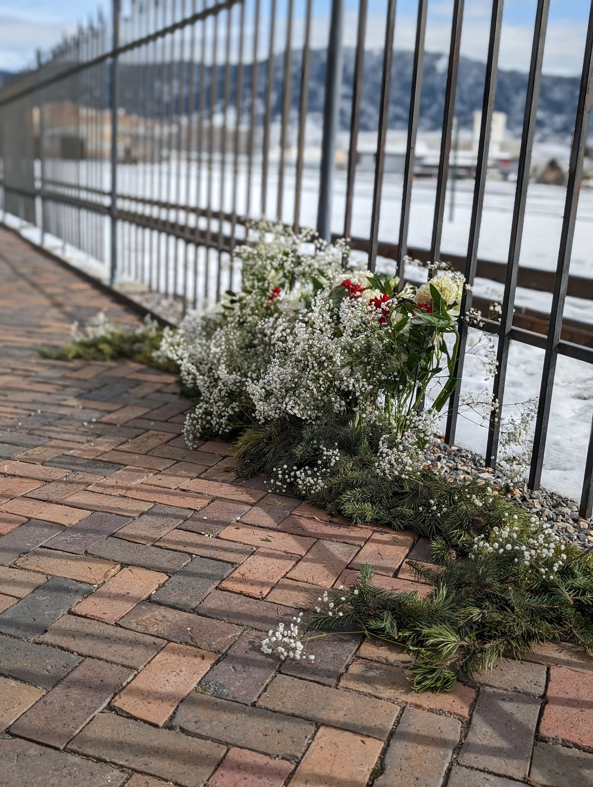Ground arch piece, baby's breath and roses