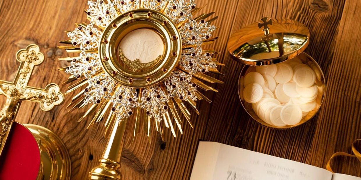 Image of the Eucharist in a ciborium and monstrance.