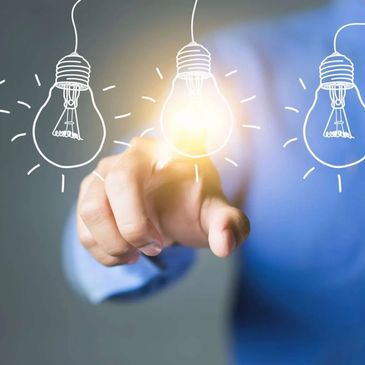 Profesional señalando una idea representada por un foco, simbolizando soluciones innovadoras.