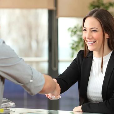 Consultora saludando a un cliente, reflejando experiencia y confianza profesional.