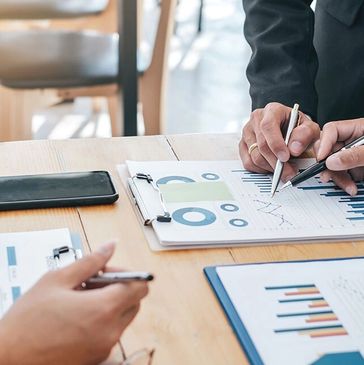 Consultores analizando reportes y datos para una gestión personalizada.