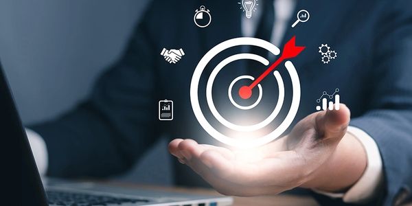 Estrategia empresarial representada con un objetivo y una flecha al centro.