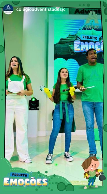 Three people presenting on stage for Projeto Emoções, wearing green shirts.