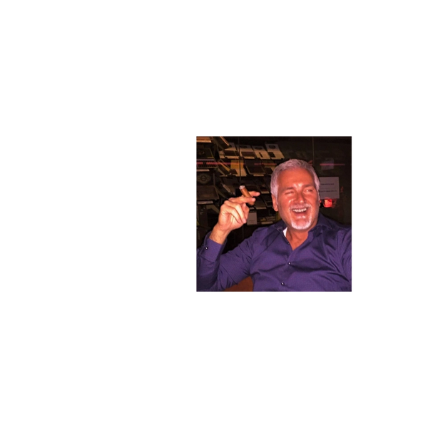 Armando Pierre fumant un cigare