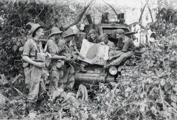 Personnel of 2/3 Infantry Battalion and 2/4 Armoured Regiment sharing souvenirs at Kalimboa village.