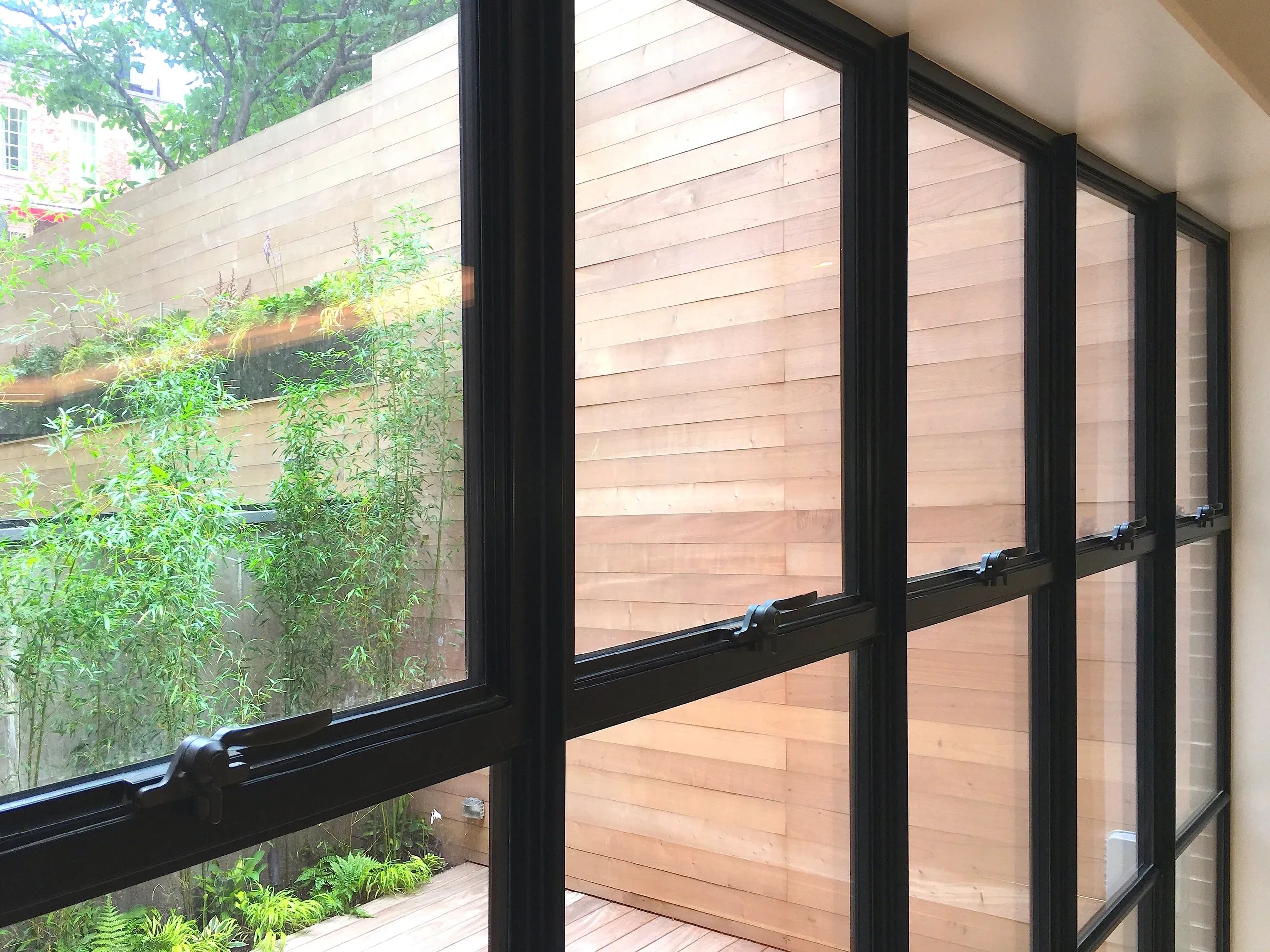 Stahlkippfenster lassergeschnitten, geschweisst, verzinkt, pulverbeschichtet mit Termobrücke. 