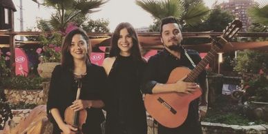 Trío de gurpo musical dedicado a tocar música popular y folclórica en eventos.