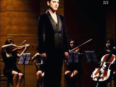 Violinista en una escena de una película llamada la mujer fantástica 