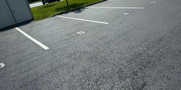 stationnement résidentiel avec nouveau scellant d'asphalte et marquage des lignes.